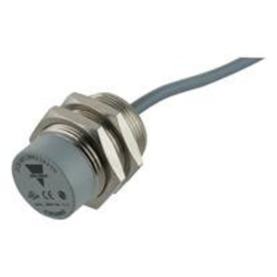 Carlo Gavazzi induktiv aftaster M30 med kort, cylindrisk gevindhus, møtrikker og gråt kabel, PNP NO og IO-Link.
