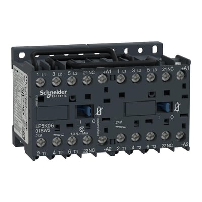 Schneider Electric TeSys K reverseringskontaktor med 24V DC spole, 6A, 3NO og 2NC kontakter, tydeligt mærket med terminaler.