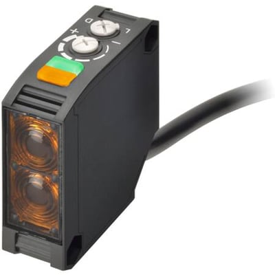 Omron lysbom med reflektor, tasteafstand 7000 mm. Viser enheden med justeringsknapper, LED-indikator og tilslutningskabel.