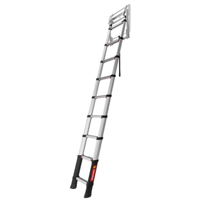 Udfoldet Telesteps Loft Mini 9 teleskopstige, med 9 aluminiumstrin og 40mm dybde, klar til brug i loftet.