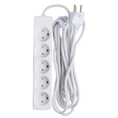 Hvid 5-stikdåse med jord og 1,5 meters ledning, ideel til mange apparater.