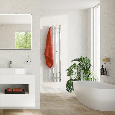 Smedbo dry vertikal håndklædetørrer i poleret rustfrit stål hænger på et moderne badeværelsesvæg med et rødt håndklæde.