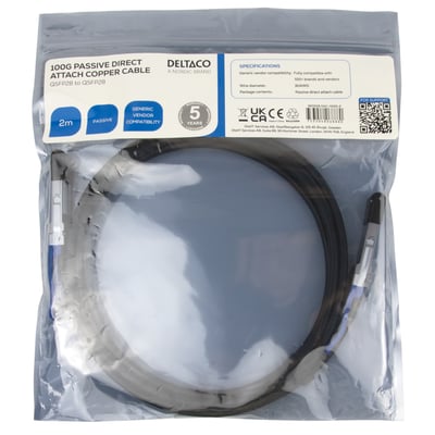 Deltaco 100G QSFP28 passivt Direct Attach kobberkabel på 2 meter, vist i original emballage med produktinformation.