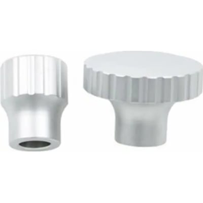Moderne knop 468012 KR i mat sølv, 38mm diameter med rillet kant og en visning fra siden samt forfra.