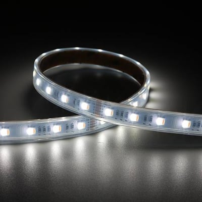 Ansell Lighting P-Cell LED strip, 50m, RGBTW, 24V, IP65, hvidt lys, 12.5mm bred, vist på mørk baggrund.