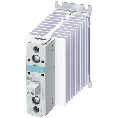 Siemens 3RF2 solid-state kontaktor med en 30A strømkapacitet og integreret køleplade, vist på hvid baggrund.
