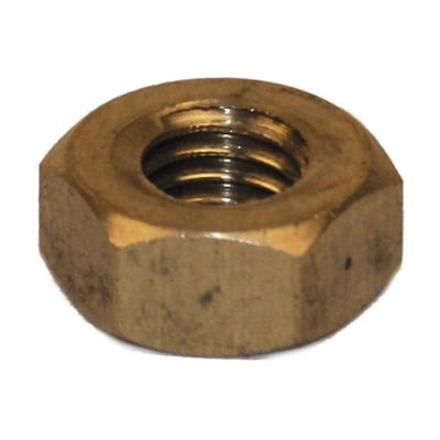 Nærbillede af en gylden Dresselhaus 6 mm messing møtrik, DIN 934, med synligt gevind og sekskantet form.