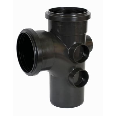 Friaphon grenrør med 92,5° vinkel og flere indgange i sort plast. Grenrøret har dimensionerne Ø110 x Ø110 mm og er beregnet til lyddæmpende afløbssystemer.