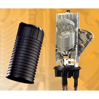 CommScope FIST GC02 fibermuffe med 6 runde og 1 oval port, vist med den sorte muffe separat fra den åbne splidseenhed, 680 mm lang.