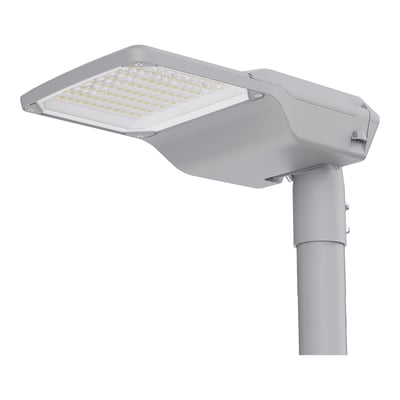 Hvidt LEDVANCE Streetlight Compact L-gadearmatur med synligt LED-felt, monteret på en lodret mast.