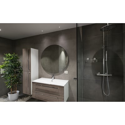 SG Armaturen Downlight Nano Tilt LED i hvid aluminium, vist i et moderne badeværelsesmiljø med badekar og planter.