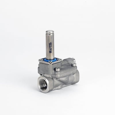 Danfoss EV228BW UN magnetventil i rustfrit stål, vist fra en anden vinkel mod en neutral baggrund, med tydelig mærkning.