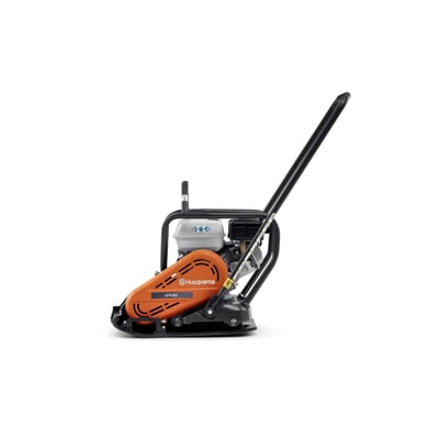 Husqvarna jordvibrator LFV80 set fra siden, fremhæver den orange kappe og Honda GX160 motor.