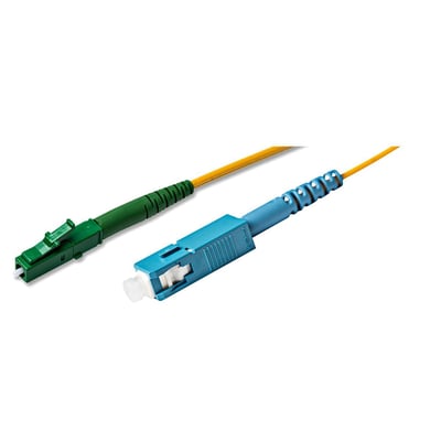 Fiberoptisk patchkabel med gule 2mm LSZH kappe, gul LC/APC og blå SC/UPC konnektorer i et nærbillede. Simplex SingleMode 9/125 m G657A.