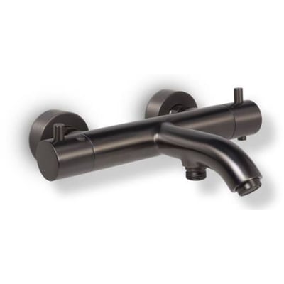 Kar og brus termostatarmatur i gun metal finish med to greb og en buet tud med gevind på hvid baggrund.
