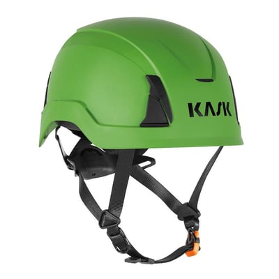 Grøn Kask Primero AIR sikkerhedshjelm set skråt forfra med sort hagerem, justerbar fra 52 til 63 cm.