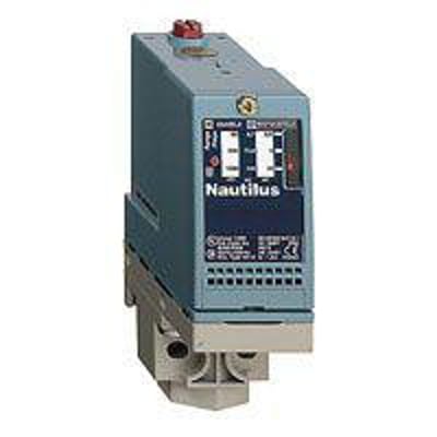 Schneider Electric pressostat XMLA070D2S11 til hydraulik, 5-70 BAR, med 1/4" BSP hun-tilslutning, i blågrå plastikkabinet.