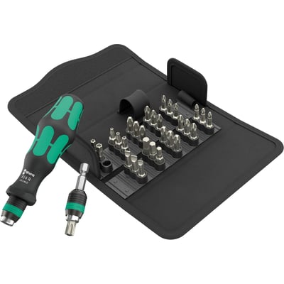 Wera Kraftform Kompakt 70 Universal 1 sæt med 32 dele. Håndgreb og bits ligger klar til brug på en sort måtte med velcrolukning.
