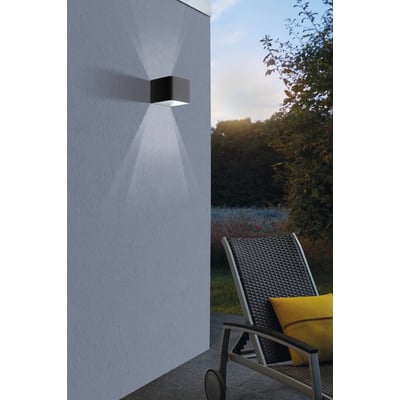 EGLO Doninni 1 antracit udendørs væglampe monteret på en grå væg med lysstråler opad og nedad.