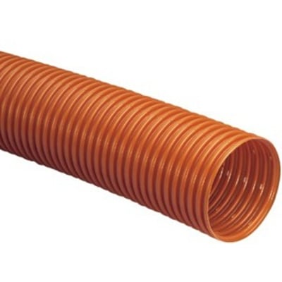Rødt korrugeret Wavin-drænrør i PVC med standard slids og 113 mm indvendig diameter, vist med åbent rørende.