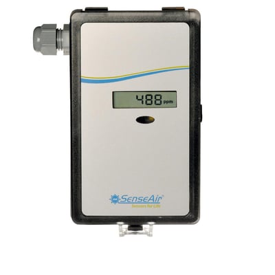 Schneider Electric aSENSE CO/CO2-sensor med digitalt display der viser 488 ppm, monteringsstykke i venstre side.
