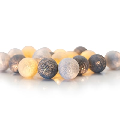 Klar close-up af IrisLights lyskæde med stofkugler i greige nuancer, fremhæver tekstur og farvespil i det varme LED-lys.