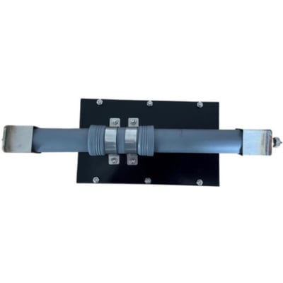 NID beslag til Smart VA-alarm, monteret på en sort plade med et gråt rør og rustfri stålbeslag.