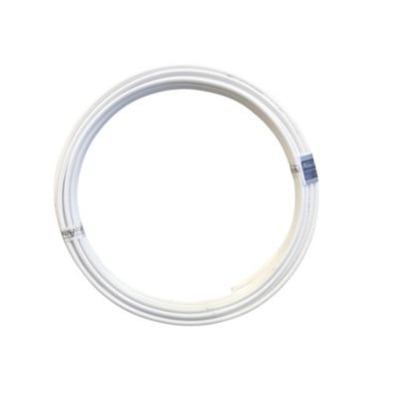 Hvidt, blødt kobberrør i en ringformet rulle med en diameter på 22x1,0 mm, isoleret med hvid plast og metermærket.