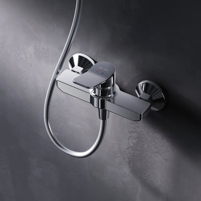 AM.PM X-Joy brusearmatur i blank krom med 1-grebs betjening og slange, monteret på mørk væg.