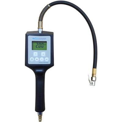 Digital pumpepistol med forudindstillet tryk fra 0-12 bar og en 2 meter lang slange med klemnippel, vist med grøn digital skærm.