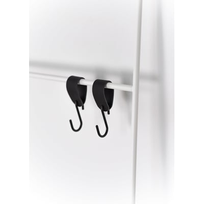Metallbude Estina håndklædestige i hvid, vist med to sorte læderstropper med kroge monteret på en horisontal stang.