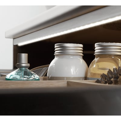 Dansani YOU skuffelys i 40 cm med integreret LED-belysning, monteret under en hylde, lyser på en række skønhedsprodukter.