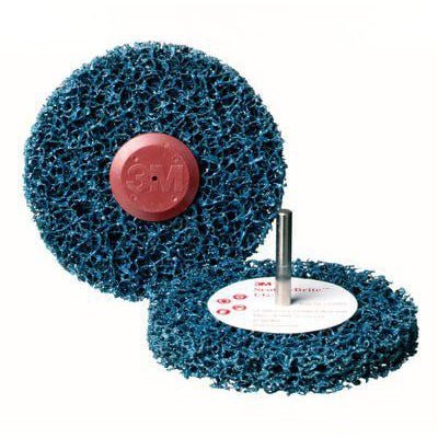 3M CG-ZS blå rondel med 150 mm diameter og 13 mm tykkelse, monteret på en spindel.