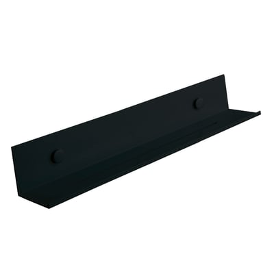 Svedbergs hylde i matsort aluminium, set skråt forfra med lang hyldeflade og høj bagkant.
