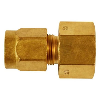 Serto messing union med indvendigt gevind, 10 mm til ½'' NPT, lavet af blank messing med synlige gevinddetaljer på hvid baggrund.