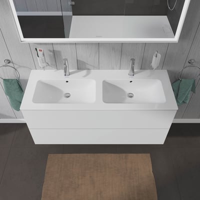 Duravit L-Cube underskab med dobbeltvask, måler 550x1290x481 mm, monteret på trævæg med moderne armaturer og tilbehør.