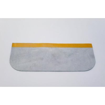 Selvklæbende hageskind i grå, 10 cm bredt, med en gul kant øverst, designet til svejsehjelme.