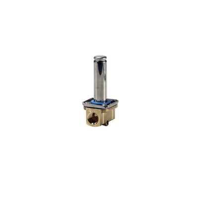 Danfoss EV210B NC magnetventil med messing hus og stålcylinder isoleret på hvid baggrund.