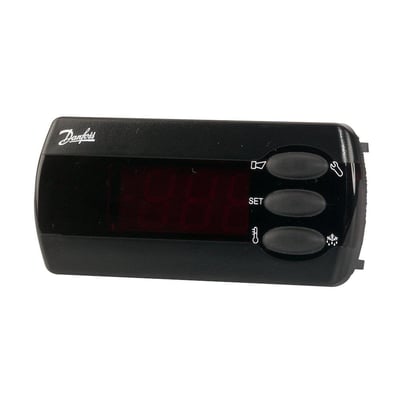 Danfoss EKA 164A Universal display set forfra med mørkt display og tre ovale betjeningsknapper.