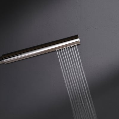 AM.PM Spike stick håndbruser i blank krom, viser vandstråler der løber ud af den.