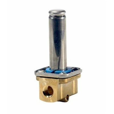 Nærbillede af Danfoss EV210B magnetventil, viser messingbund, blå pakning og 1/8" G-tilslutning.
