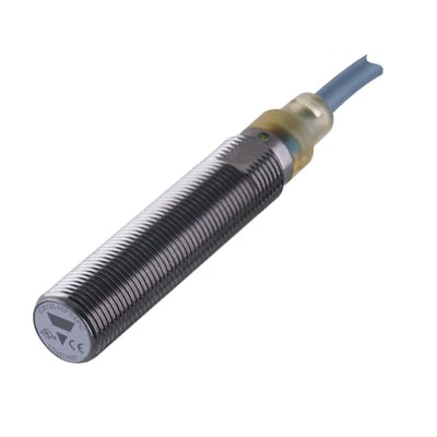 Induktiv sensor fra Carlo Gavazzi med sølvfarvet M12-gevindhus og kabel, vist skråt; detekteringsafstand 4 mm og IP67.