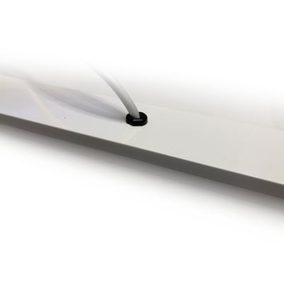 Green-ID LED Troldtekt lysskinne med hvidt kabelindføring og præcisionsdetaljer i aluminium.