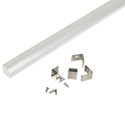 Hvid 2 meter hjørneprofil fra Ansell Lighting med monteringsbeslag og skruer ved siden af profilen.