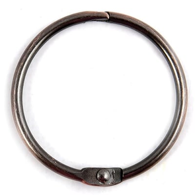 Spirella Ringo Small forhængsring i kobberfarvet metal med en synlig hængselmekanisme på en hvid baggrund.