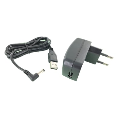 Sort USB-oplader med 2 Ampere til HAJ Light inspektionslampe, vist med tilhørende kabel og stik på hvid baggrund.