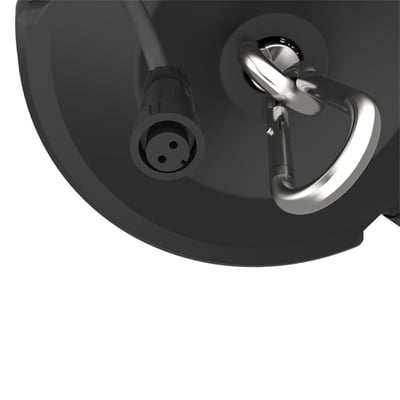 Detalje af Ansell HAWK Z LED High Bay batteripakke, viser tilslutningskabel og monteringskrog i metal.