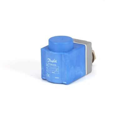 Danfoss spole til magnetventil, 240V, vist fra siden på hvid baggrund, med fokus på den blå plastkonstruktion og klemkassen.