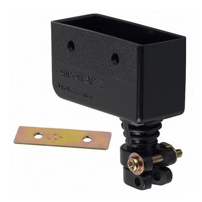 Omron AP-Z lodde- eller skrueterminal i sort vinylchlorid, vist med en messing monteringsplade og isoleret mod en hvid baggrund.