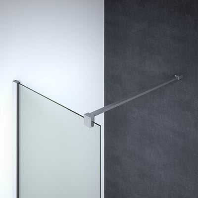 Dansani Match stabiliseringsstang i satin aluminium forbundet mellem en brusevæg af glas og en væg, viser et nærbillede af monteringsbeslaget.